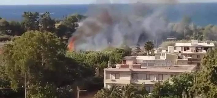 Συναγερμός από πυρκαγιά στα Χανιά – Οι φλόγες απειλούν σπίτια (εικόνες, βίντεο)